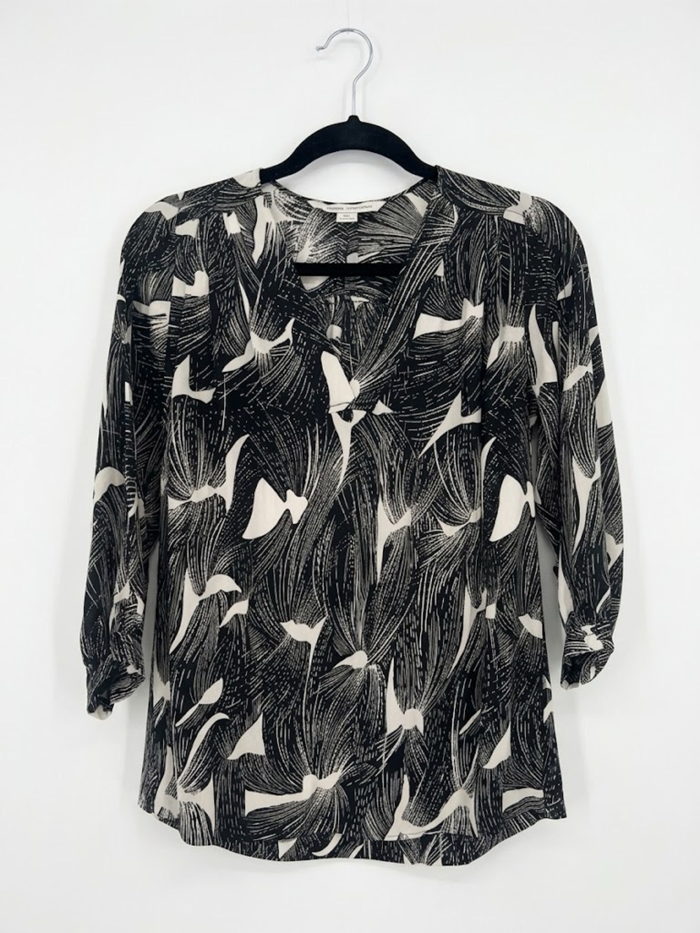 Diane Von Furstenberg Silk Blend Pleat Vneck Top 3/4 Slv Abstract Black White 2